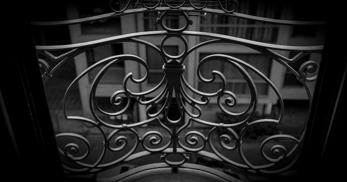 Ornamentales schwarzes Metallgeländer mit handwerklichen Details